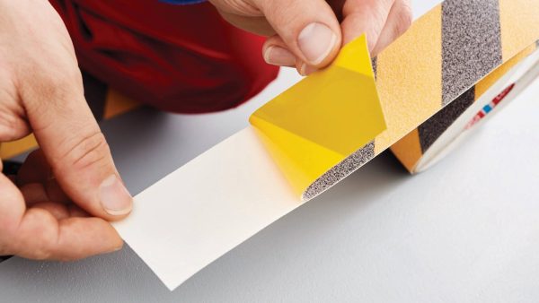 Anti-slip liukuesteteippi TESA® 60951 50mm x 15m, musta/kelt. - Image 4