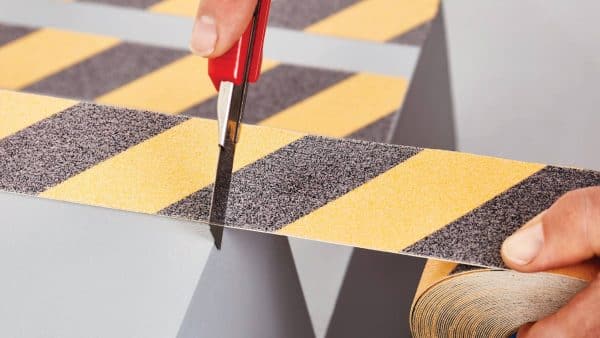 Anti-slip liukuesteteippi TESA® 60951 50mm x 15m, musta/kelt. - Image 6